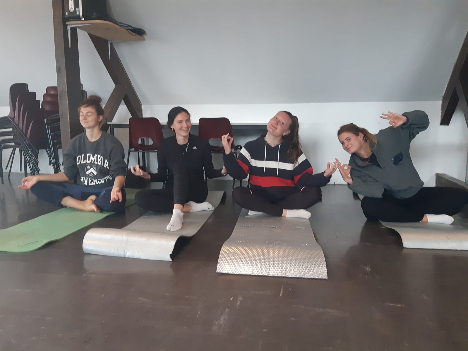 Groupe de neo-internes lors d'une séance de yoga pendant leur weekend d'intégration.