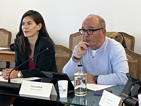 Photo de Thierry Carrère, Vice-président du Conseil départemental des Pyrénées-Atlantiques, et de Morgane Guillemot, adjointe à  la délégation départementale de l'ARS64, au Comité des territoires Présence médicale 64