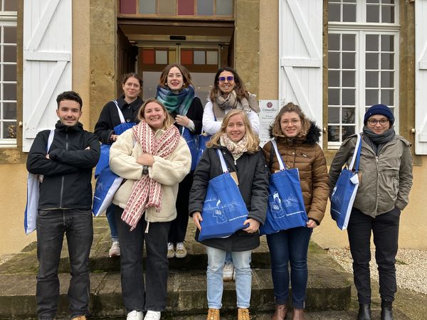 Photo des internes accueillis par Présence médicale 64 devant le château de Crouseilles 