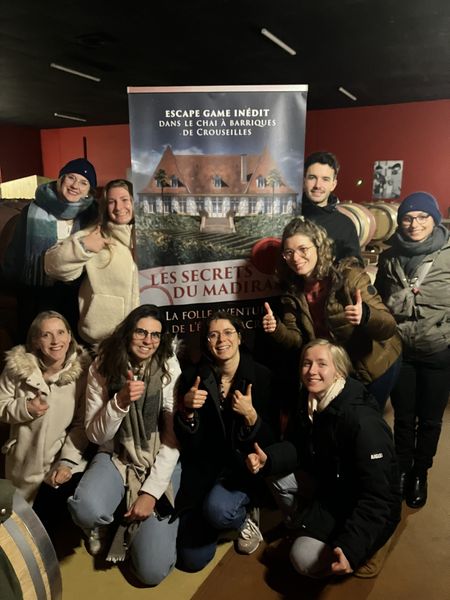 Photo des internes, en compagnie de membres de l'équipe de Présence médicale 64, lors de l'escape game dans les caves de Crouseilles