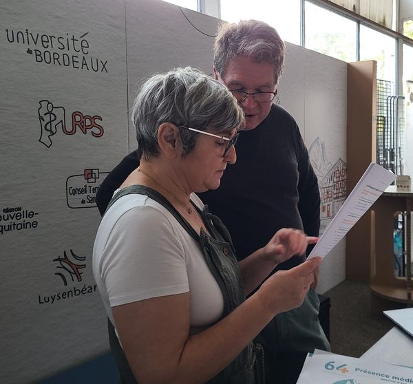 Photo de Nadine avec le Doyen de l'Université de Bordeaux sur le stand de Présence médicale 64 au FJMG