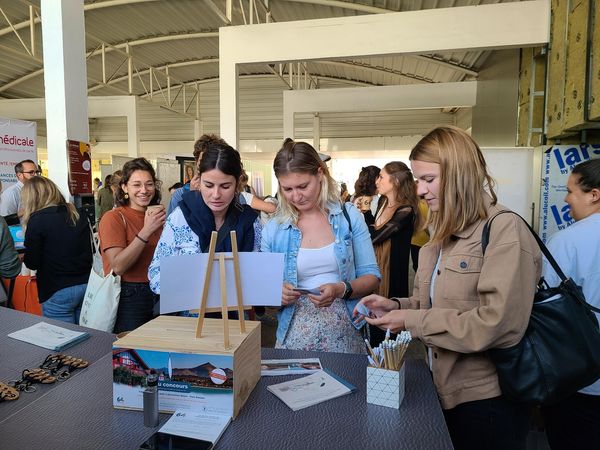 Photo d'internes en médecine générale sur le stand de Présence médicale 64, dans le cadre du Forum des Jeunes Médecins Généralistes à l'Université de Bordeaux