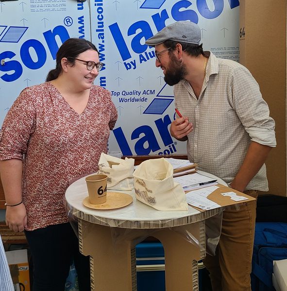 Photo d'un membre de l'équipe Présence médicale 64 en discussion avec une interne quant à son installation dans les Pyrénées-Atlantiques