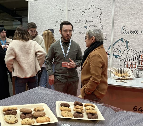 Photo du Président de REAGJIR, Raphaël Dachicourt, en discussion avec un membre de l'équipe Présence médicale 64 lors du congrès national de l'ISNAR-IMG
