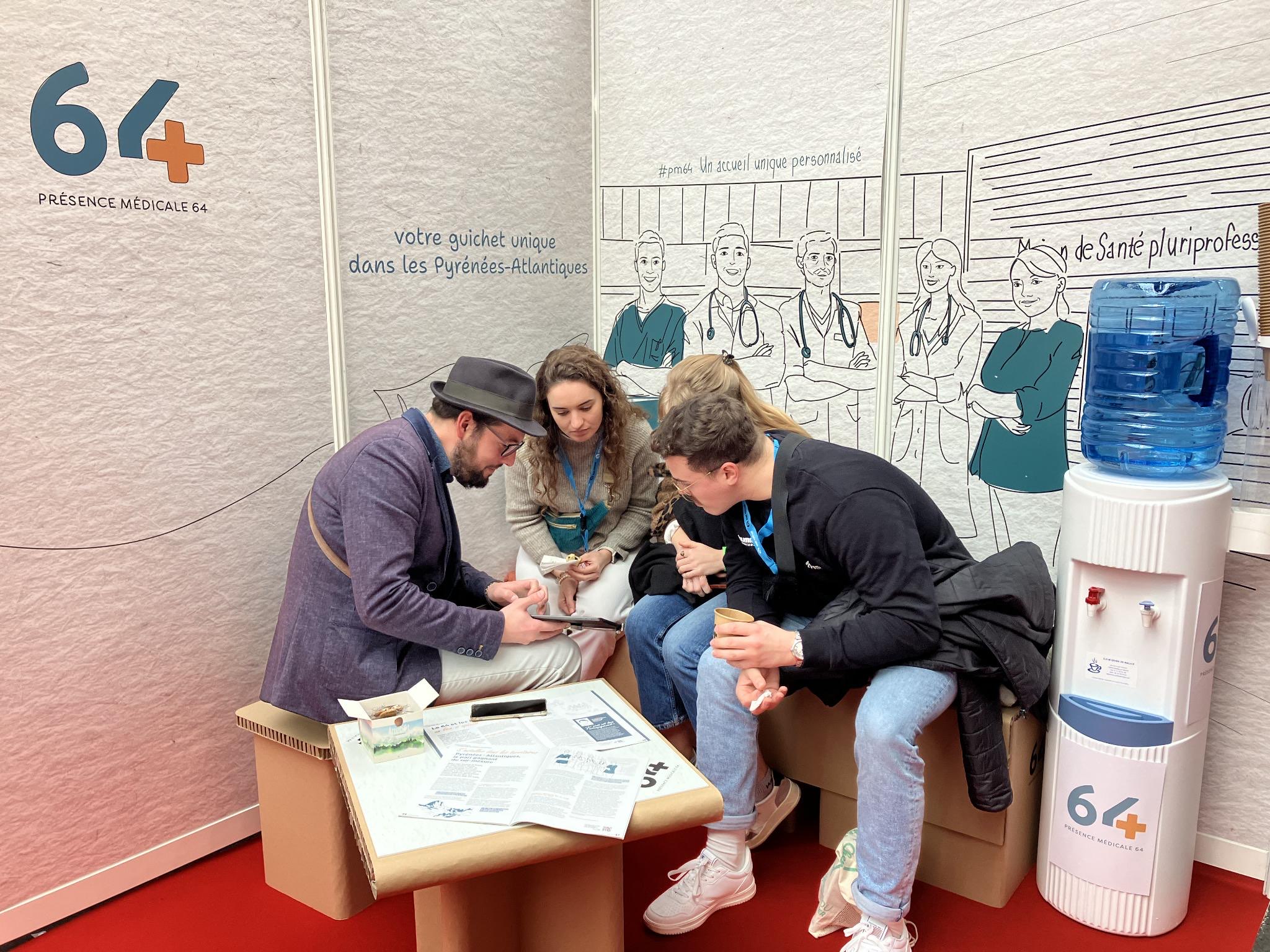 Photo d'échanges entre Présence médicale 64 et des internes lors du congrès national de l'ISNAR-IMG en 2024