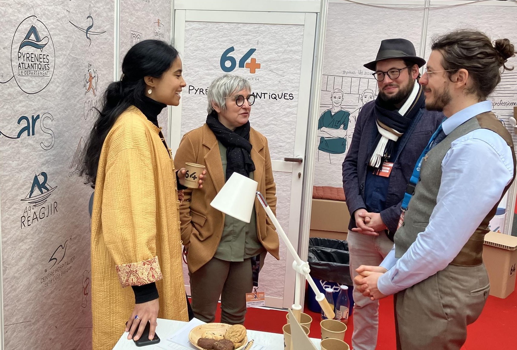 Photo des membres de l'ISNAR-IMG présents sur le stand de Présence médicale 64 lors du congrès national de l'ISNAR-IMG