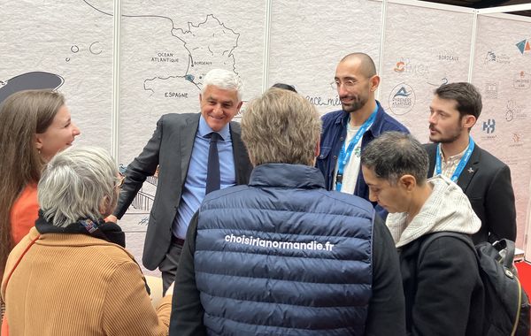 Photo du Président de la Région Normandie, M. Hervé Morin, sur le stand de Présence médicale 64 au congrès national de l'ISNAR-IMG 2024