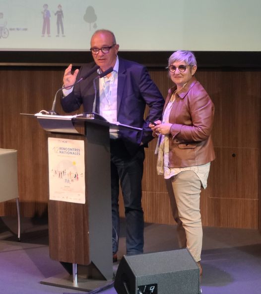 Photo de Thierry Carrère, Vice-président du Conseil départemental des Pyrénées-Atlantiques, et de Nadine Hialé, directrice de Présence médicale 64, à la session des collectivités des Rencontres nationales de REAGJIR