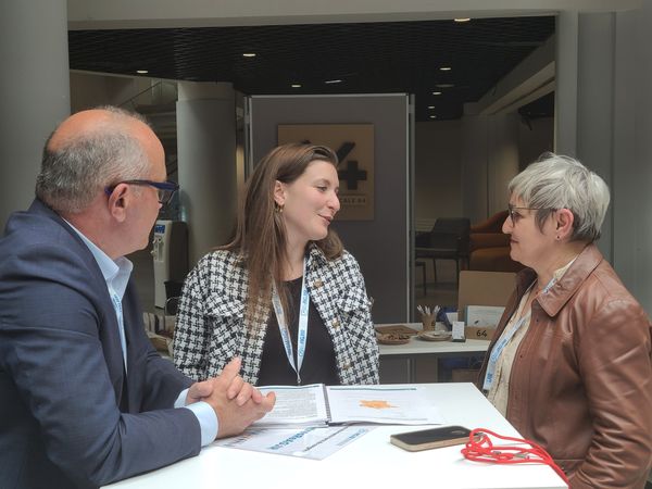 Photo de Thierry Carrère, Vice-président du Conseil départemental des Pyrénées-Atlantiques, et de Nadine Hialé, directrice de Présence médicale 64, en compagnie de la Présidente de l'ISNAR-IMG