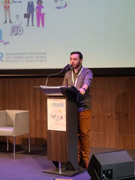 Photo du Président de REAGJIR, Raphaël Dachicourt, lors de son discours d'ouverture des Rencontres nationales de REAGJIR