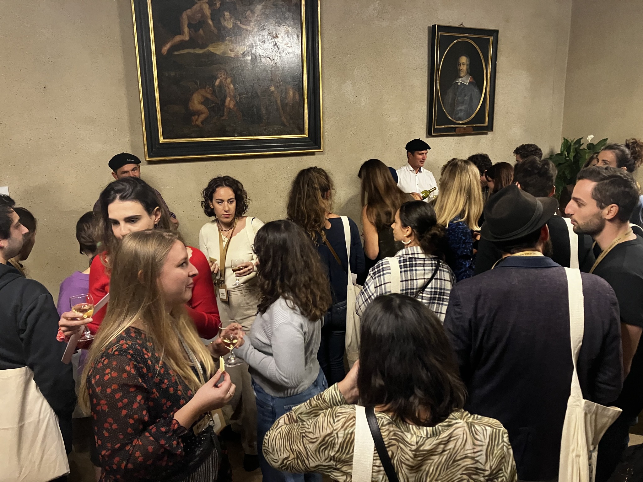 Photo de la salle de réception pour la soirée d'accueil des internes organisée par Présence médicale 64 au Parlement de Navarre, à Pau