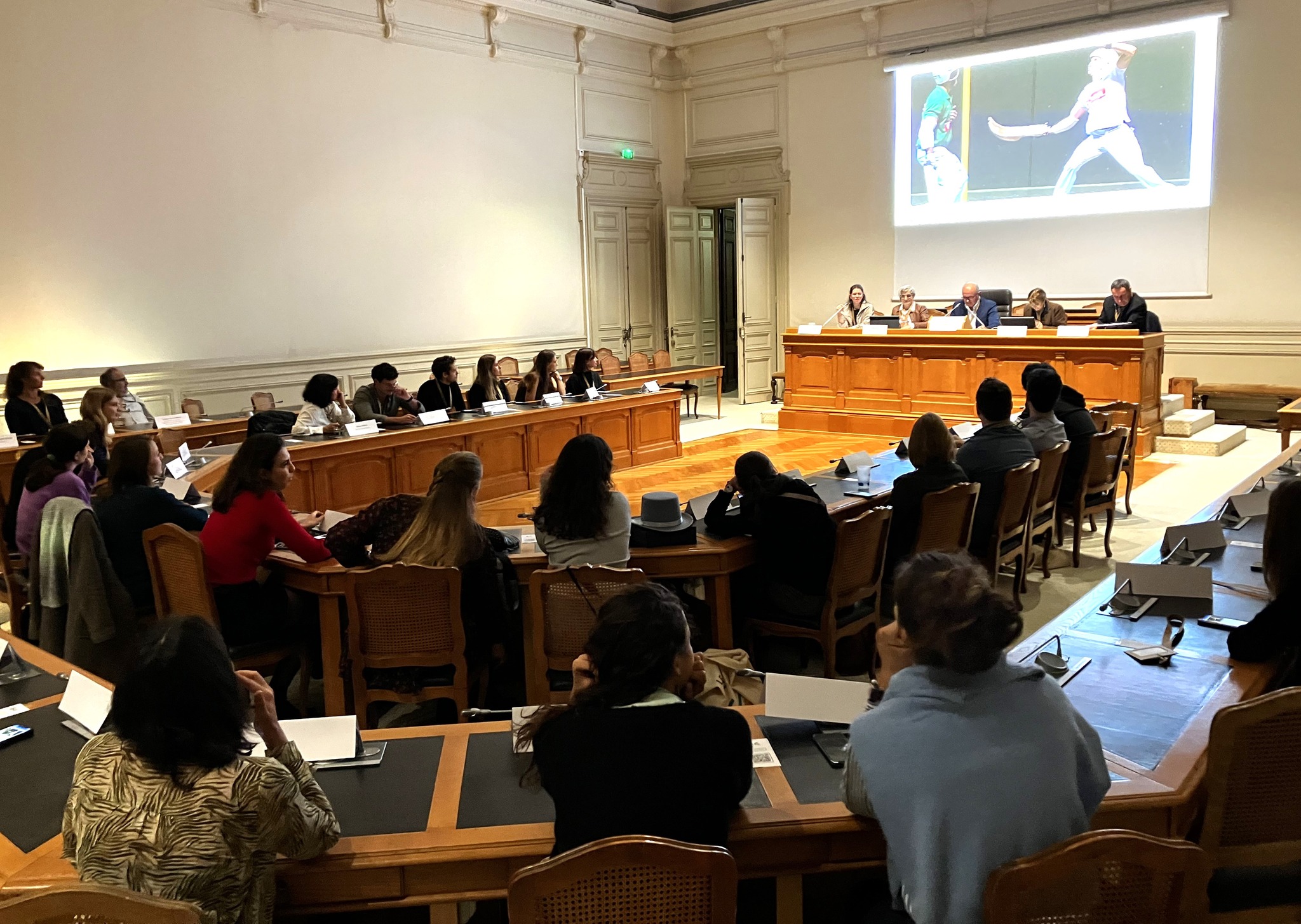 Photo des internes dans la salle des délibérations du Parlement de Navarre à Pau pendant le Quizz Présence médicale 64