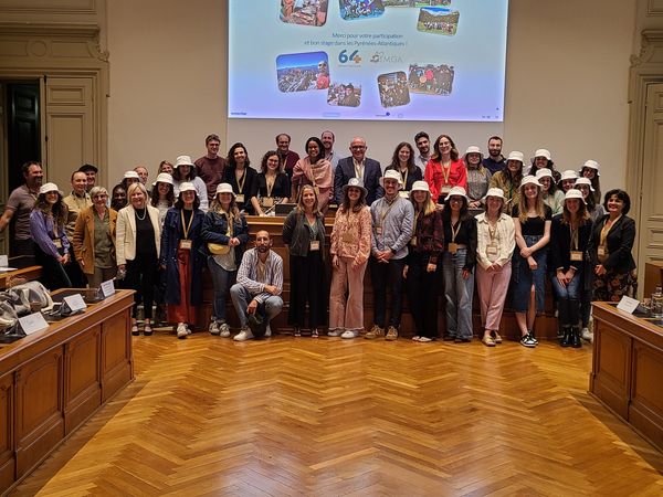 Photo de groupe de l'ensemble des internes en stage dans les Pyrénées-Atlantiques avec les membres du collectif Présence médicale 64 dans le cadre de la soirée d'accueil des internes de mai 2024