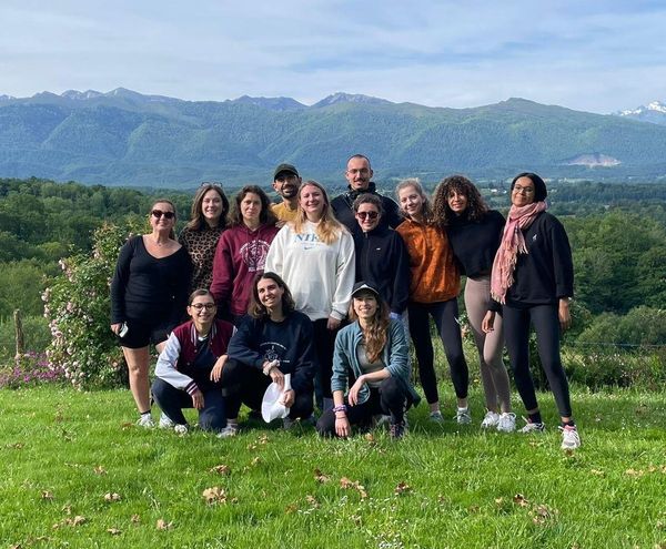 Groupe d'internes du SIMGA devant les montagnes lors de leur week-end de cohésion organisé à Oloron Sainte-Marie en partenariat avec Présence médicale 64